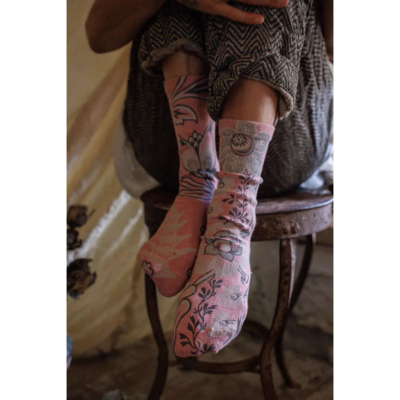 Magnolia Pearl Floral Socks 141 in Moxie