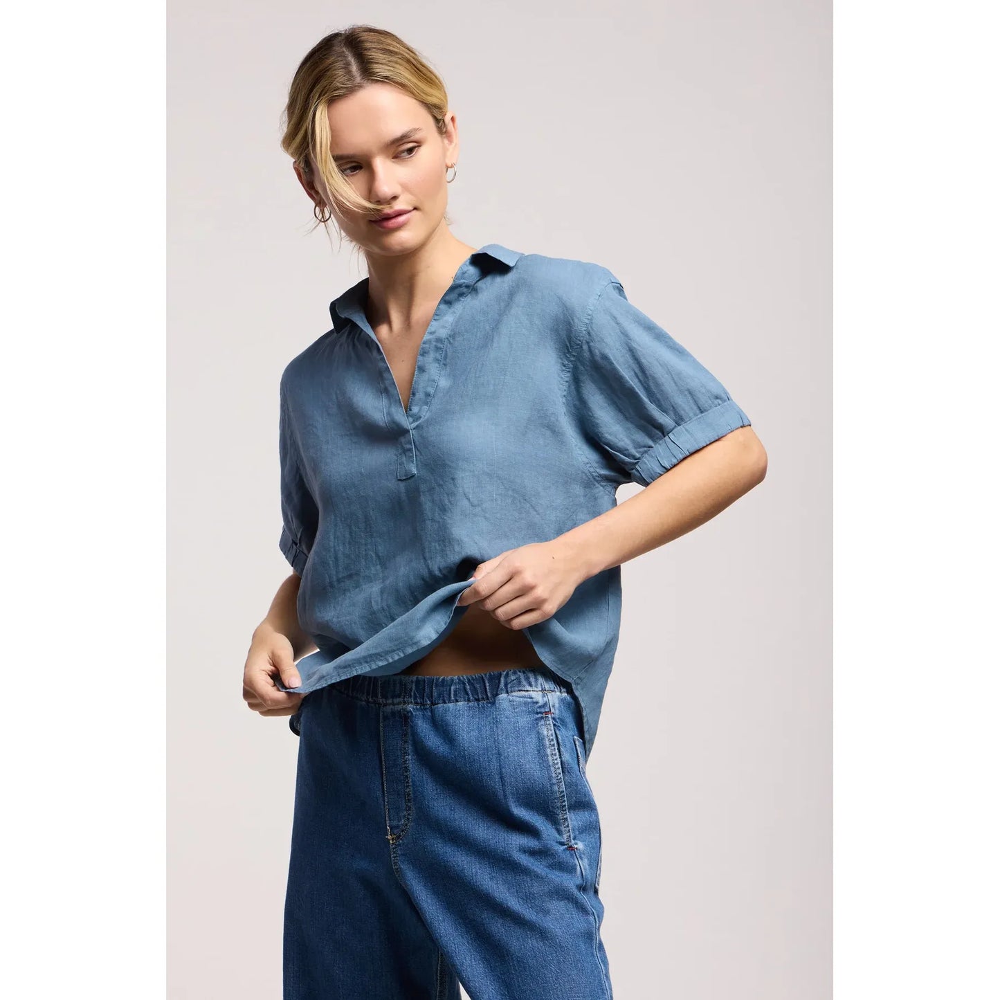 Velvet by Graham & Spencer Vivica Linen Top in Hailstone