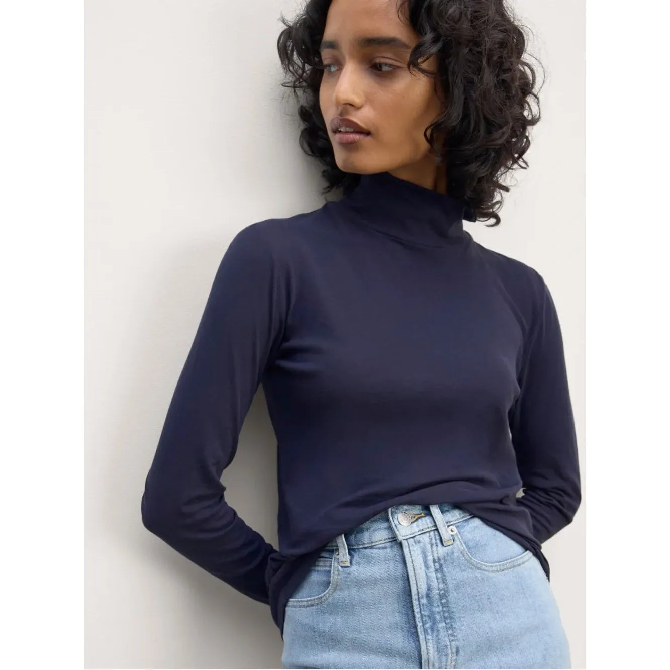 Everlane The Air Turtleneck in Navy