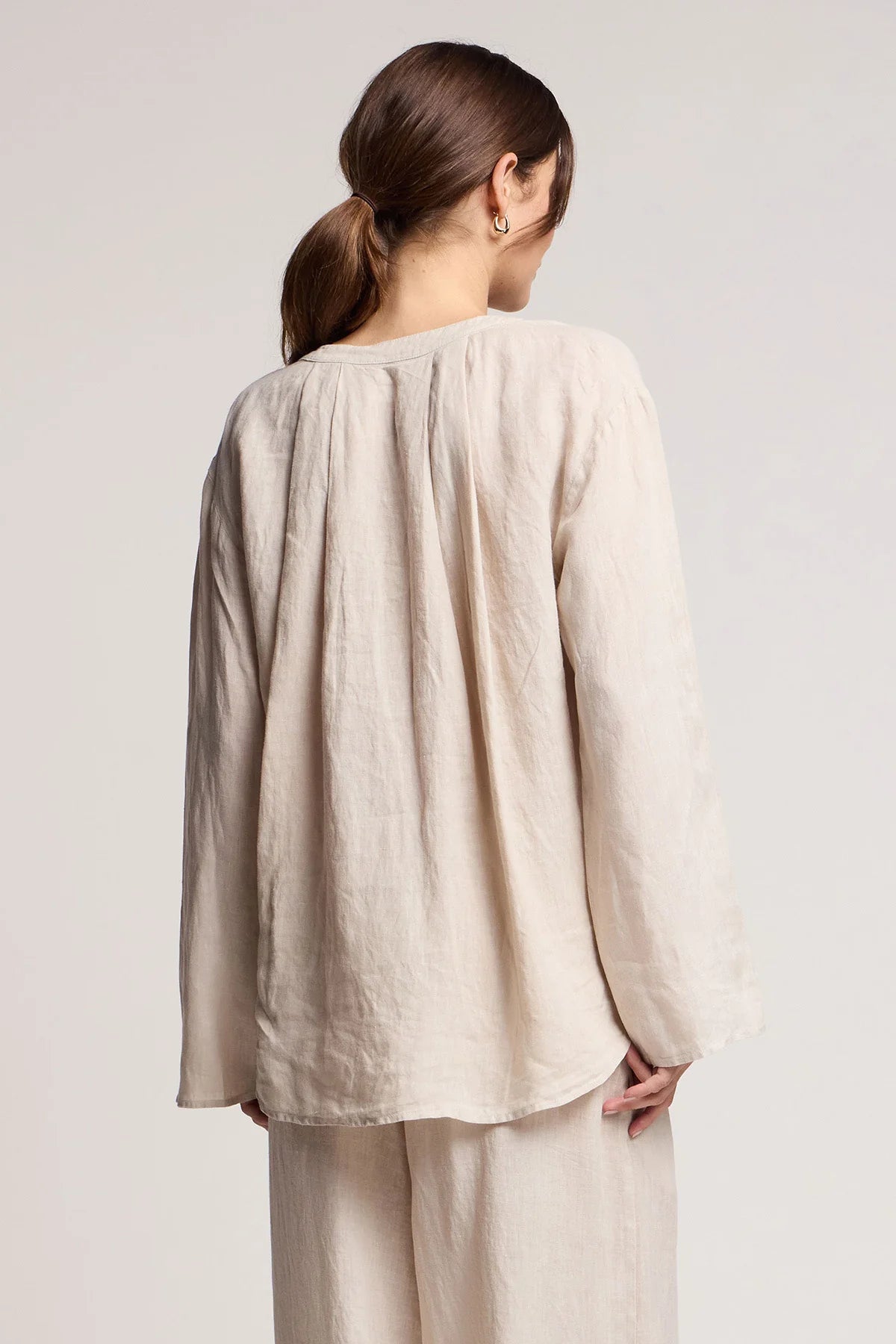 Velvet by Graham & Spencer Salma Linen Top in Cobble
