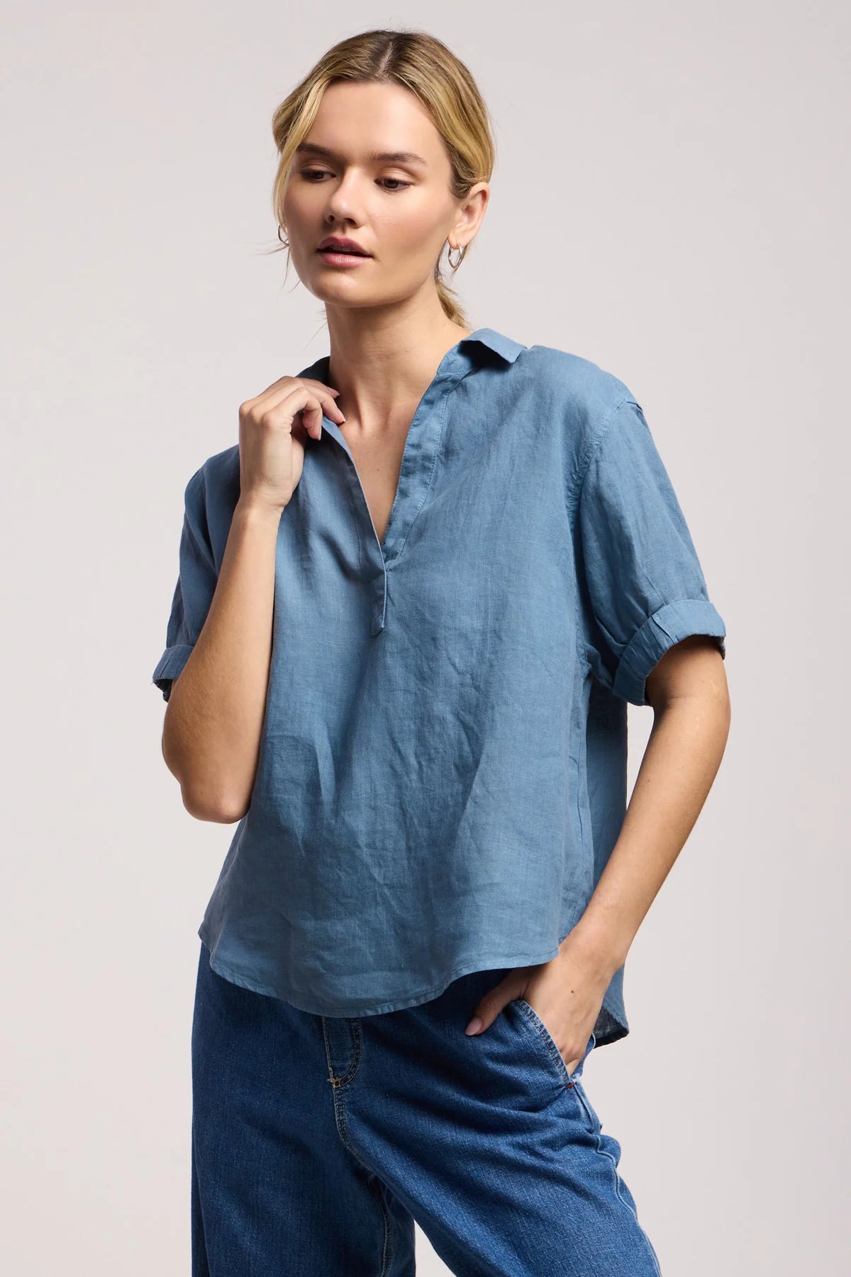 Velvet by Graham & Spencer Vivica Linen Top in Hailstone